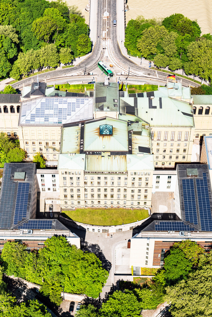 dr__0027458.jpg | MüNCHEN 24.05.2019 Blick vom Maxmonument über die Maximiliansbrücke zum Maximilianeum in München im Bundesland Bayern. Das Maximilianeum liegt auf dem östlichen Isar-Hochufer (Maximiliansanlagen) und ist Sitz des Bayerischen Landtags. // View from Maxmonument over the Maximiliansbruecke to the Maximilianeum in Munich in the state Bavaria. The Maximilianeum lies on the eastern banks of the Isar (Maximilian Park) and is the seat of the Bavarian Parliament. Foto: Daniel Reiter