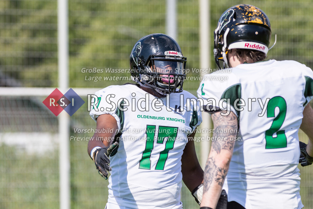 American Football, Saison 2022, Regionalliga Nord, Hamburg Blue Devils - Oldenburg Knights, Dr.-Hermann-Schnell-Sportplatz (Hamburg), 06.08.2022, 07. Gameweek | Adrian Dorsey (#17, Oldenburg), Morten Scheele (#2, Oldenburg, WR)