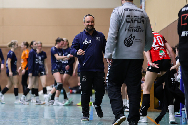 Handball I Damen I Saison 2025-2026 I Verbandsliga Süd I HSG Kalkberg 06 - MTV Dänischenhagen I 14.12.2025.208 | Benjamin Busch (Trainer, HSG Kalkberg 06) - Realisiert mit Pictrs.com