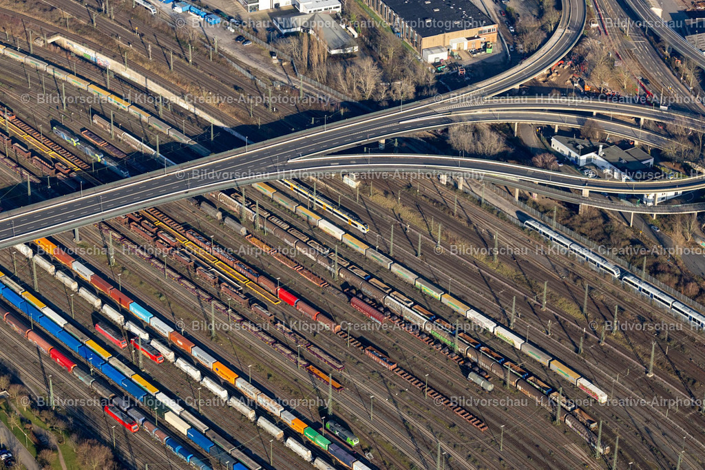 Luftbild Neuss-9008 | Luftbildfotografie Schienen- und Gleisstrecken auf den Abstellgleisen und Rangierstrecken des Rangierbahnhofes und Güterbahnhof an der Brücke an der Fesserstraße in Neuss im Bundesland Nordrhein-Westfalen, Deutschland - Realisiert mit Pictrs.com