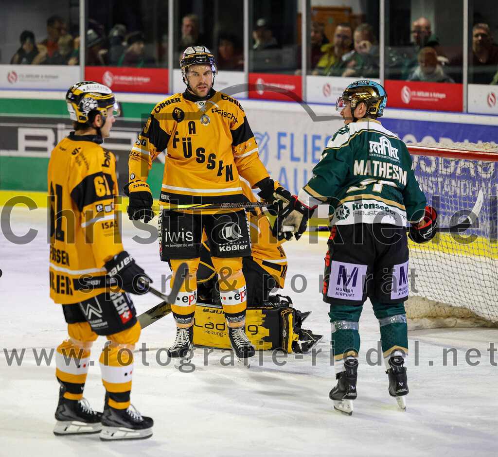 2025-11-02_087_TSV_Erding_gegen_EV_Fuessen | Erding, Deutschland, 02.11.2025:Eishockey, Oberliga Süd 2025 / 2026, 15. Spieltag, TSV Erding gegen EV Füssen, Endergebnis: 2:6Simon Boyko (EV Füssen, #61), Felix Linden (EV Füssen, #49), Thomas Matheson (Erding Gladiators, #37)Foto: Christian Riedel / fotografie-riedel.net