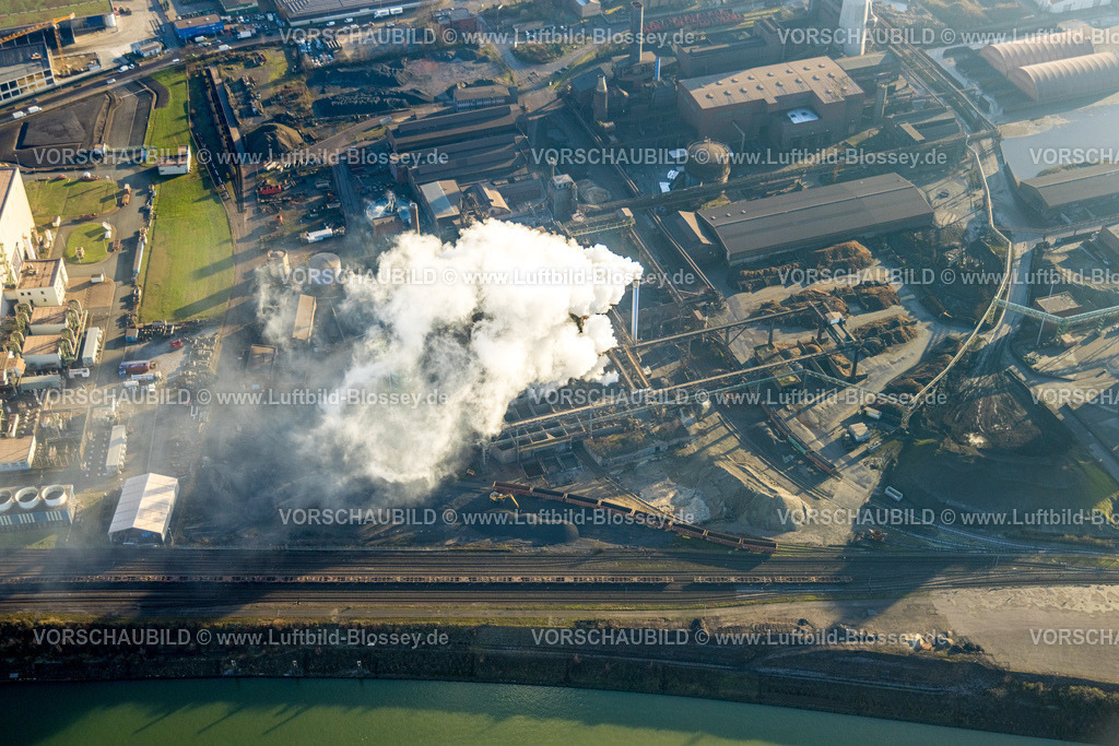 Duisburg241202421 | Luftbild, DK Recycling und Roheisen GmbH mit Rauchwolke im Gegenlicht am Fluss Rhein, Hochfeld, Duisburg, Ruhrgebiet, Nordrhein-Westfalen, Deutschland