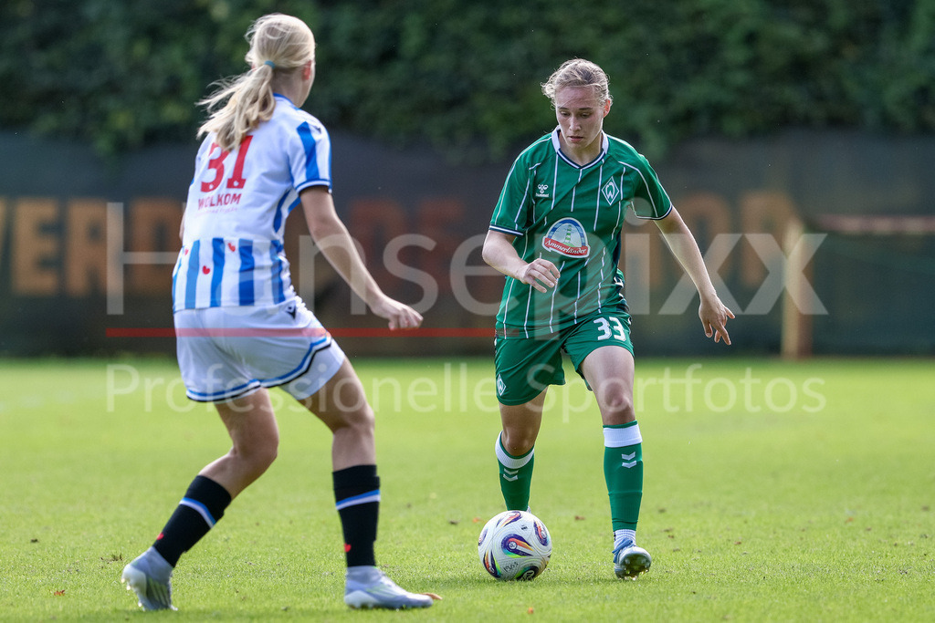 Fussball, Testspiel Frauen, SV Werder Bremen - SC Heerenveen | Maria Penner (SV Werder Bremen, 33) am Ball, Einzelbild, Ganzkörper, Aktion, Action, Spielszene