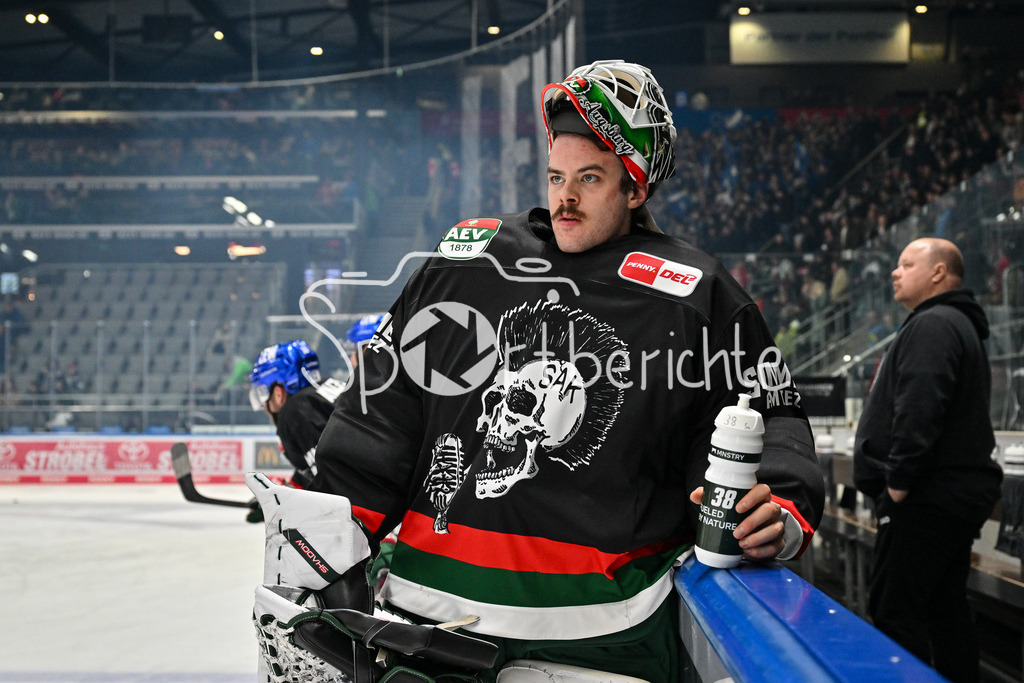 Augsburger Panther - Straubing Tigers | im Bild Strauss MANN (Augsburger Panther #38) beim warmup / Freisteller / Einzelfoto / DEL: Augsburger Panther - Straubing Tigers, Curt Frenzel Stadion am 29.11.2024