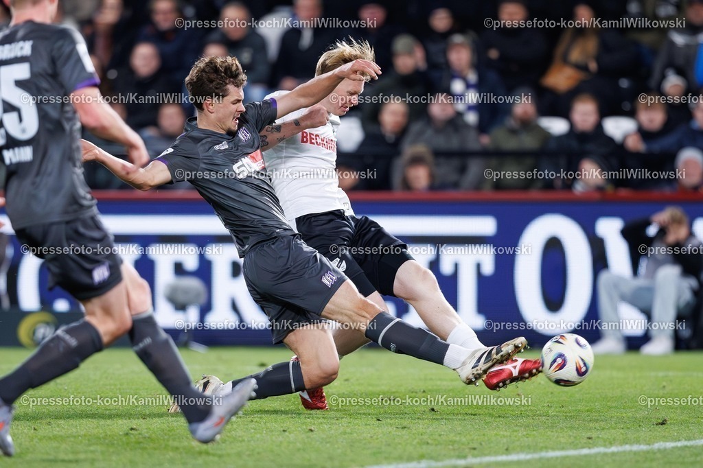 xKWIx30112501057 | 30.11.2025, xkwix, Fußball, 3. Liga, SSC Verl - VfL Osnabrück, Sportclub Arena: Torschuss im Zweikampf zum 4:1 durch Jonas Arweiler (SC Verl #9)Photo:xKamilxWilkowskixPressefotoKochx