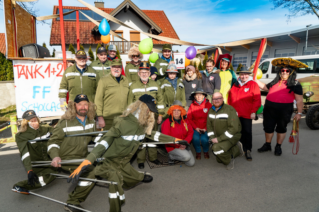 08_MASKEN-Gruppe_8844 | Fotostrecke: FASCHINGSUMZUG 2025 in Loosdorf. 22 Masken(gruppen)-Teilnehmer: Loosdorfer Vereine, Wirtschaftstreibende, Gemeindeabordnungen sowie Kreditinstitute. rund 700 Besucher entlang der Hauptstrasse. Veranstaltungs-Sicherung durch Mannschaft der FF-Loosdorf mit schwerem Gerät. Maskenprämierung am EKZ-Platz durch Bgm. Thomas Vasku in den Kategorien: Bester Festwagen (Fa. gkonzept-Groissenberger; Beste Personengruppe-ASK-Loosdorf; Beste Einzelperson; Weiteste Anreise-FF Schollach;