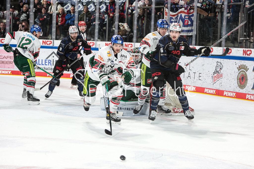 Nuernberg ICE Tigers - Augsburger Panther | Adam JOHNSON (AEV #27) kann gerade noch vor dem Tor von Markus KELLER (AEV #35) klaeren