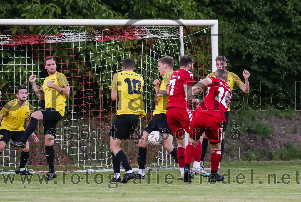 2023-09-07_024_FC_Finsing_gegen_FC_Moosinning_II | Finsing, Deutschland, 07.09.2023:
Fußball, Kreisliga 2023 / 2024, 8. Spieltag, FC Finsing gegen FC Moosinning II, Endergebnis: 3:0

Benedikt Thumbs (FC Moosinning, #10), Maximilian Schmid (FC Moosinning, #14), Markus Rickhoff (FC Finsing, #7), Dominik Bluhme (FC Finsing, #16)

Foto: Christian Riedel / fotografie-riedel.net