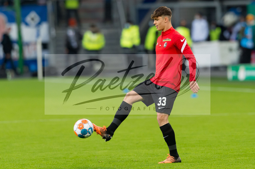 HSVSCF20220419_254 | Fussball, Herren: Noah Weisshaupt (SC Freiburg) in Aktion, am Ball, Einzelaktion beim DFB-Pokal-Halbfinalspiel zwischen Hamburger SV und SC Freiburg im Volksparkstadion am 19.04.2022 in Hamburg, Deutschland.DFB / DFL REGULATIONS PROHIBIT ANY USE OF PHOTOGRAPHS AS IMAGE SEQUENCES AND/OR QUASI-VIDEO. - Realisiert mit Pictrs.com