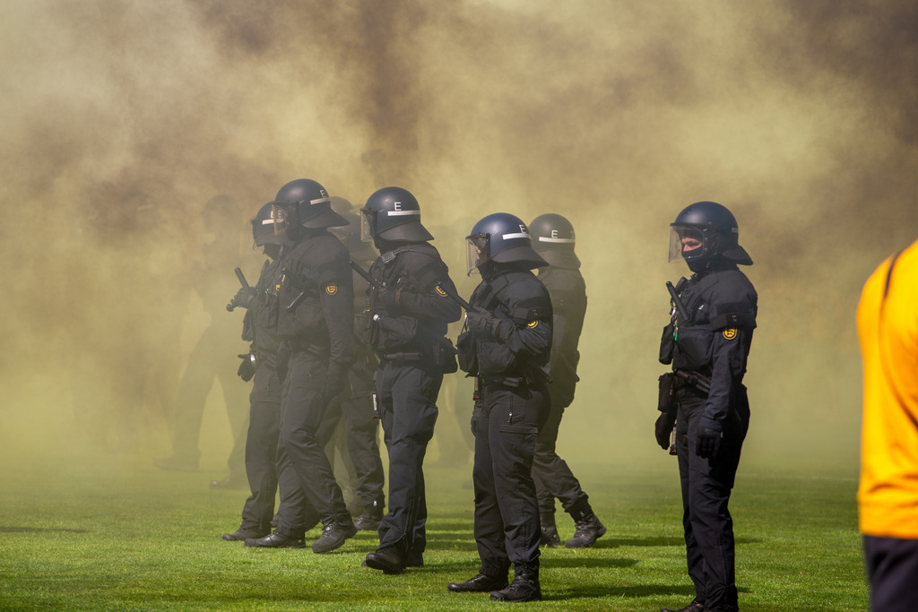 Fußball 3. Liga, Saison 2024/25, 37. Spieltag: Waldhof Mannheim gegen Dynamo Dresden***Polizisten inmitten von Rauchschwaden durch Pyrotechnik kontrollieren die Situation auf dem Platz | Fußball 3. Liga, Saison 2024/25, 37. Spieltag: Waldhof Mannheim gegen Dynamo Dresden***Polizisten inmitten von Rauchschwaden durch Pyrotechnik kontrollieren die Situation auf dem Platz - Realisiert mit Pictrs.com