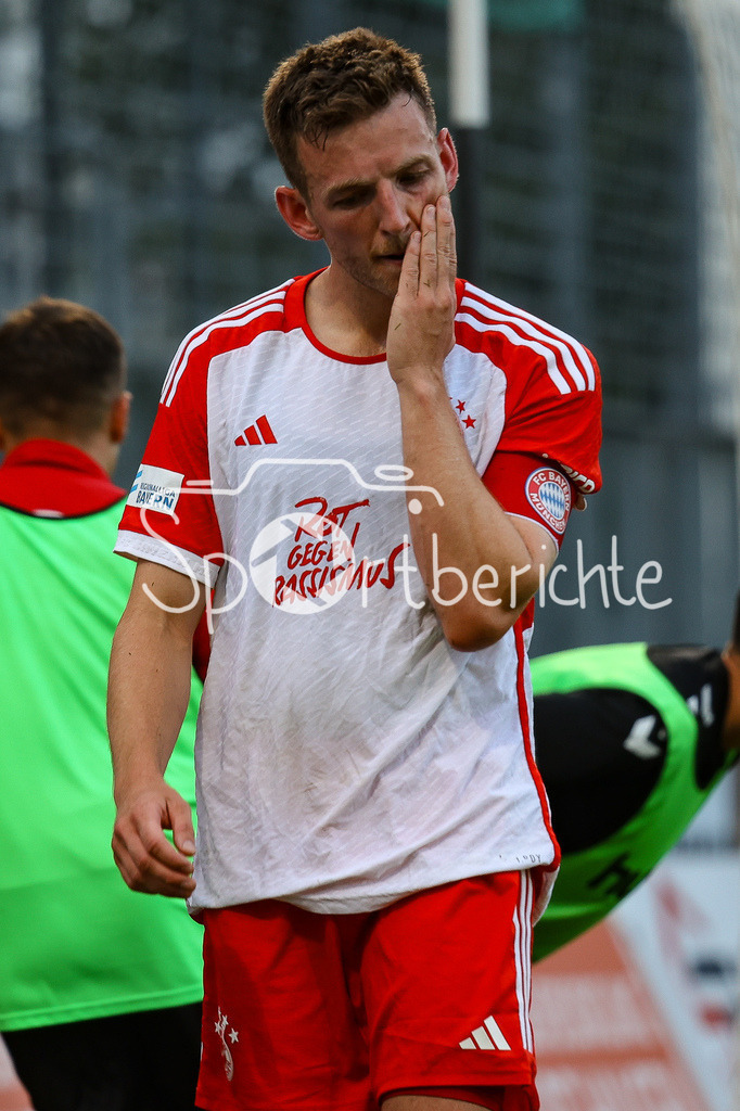 SV Wacker Burghausen - FC Bayern Amateure | Timo KERN (FCB #10) ist nach einem zusammenprall sichtlich mitgenommen