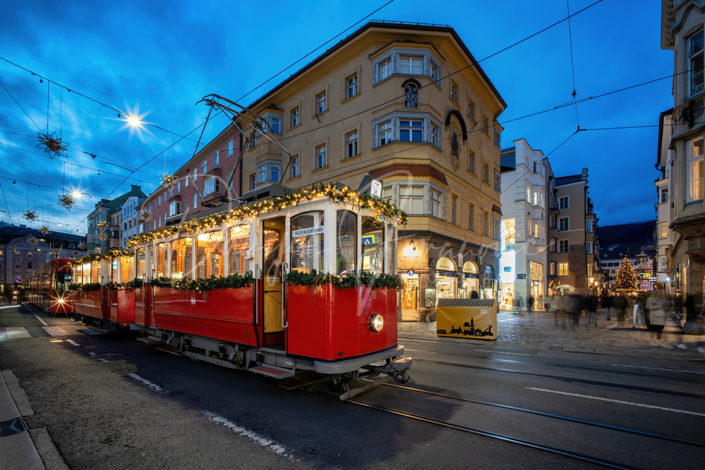 Christkindlbahn | Die Christkindlbahn vor dem Eingang in die Altstadt