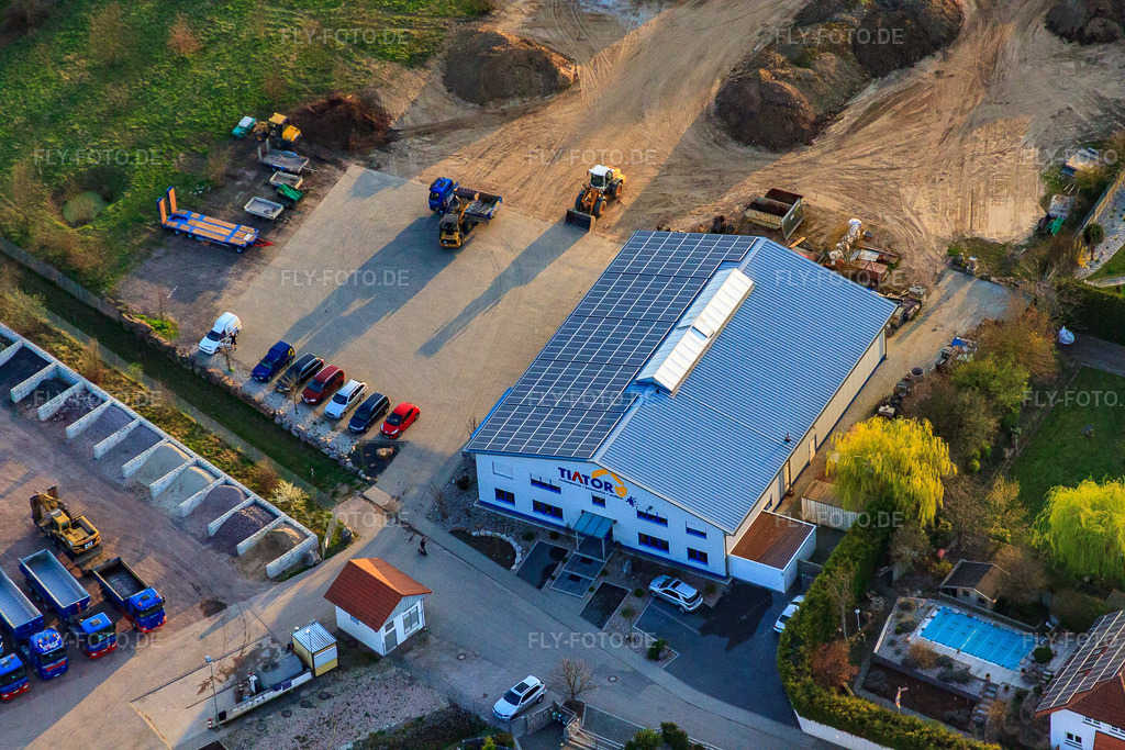 Luftbild: Gewerbegebiet Im Riegel mit Tiator GmbH (Transporte, Baustoffe, Erdbau, Entsorgung) in Herxheim bei Landau im Bundesland Rheinland-Pfalz in Deutschland. Foto: IMG_38924.jpg vom 25.03.2011 durch Werner Riehm/FLY-FOTO.deTiator GmbH - Transporte, Baustoffe und Erdbau in der Pfalz