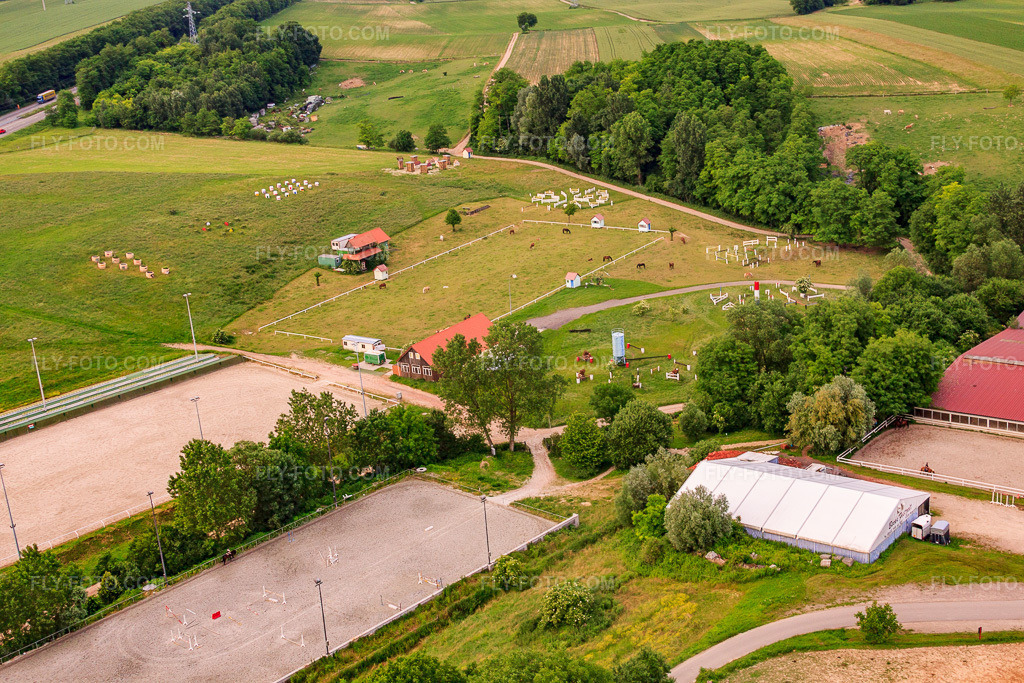 Aerial view: Haras de la Née in Mothern in the state Bas-Rhin, France. – Photo: IMG_28755.jpg taken on 06/14/2010 by Werner Riehm/FLY-FOTO.com – Resolution of the original: 4752 x 3168 px