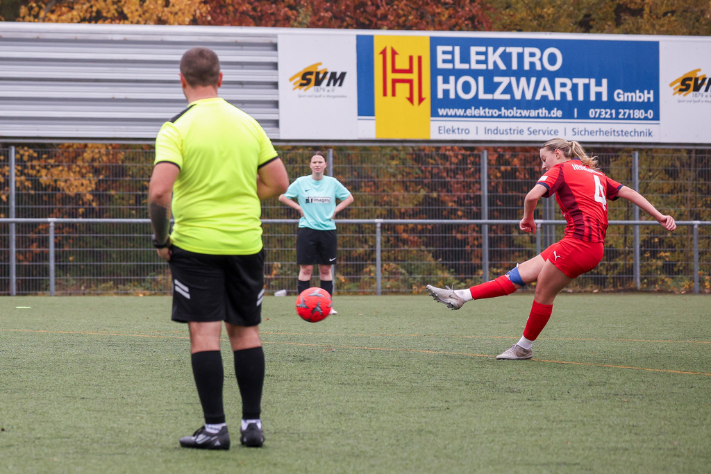FCHWAS_251102_3280 | 1.FC Heidenheim 1846 II vs. SGM DJK-SV Wasseralfingen/Neuler, Fußball, Frauen, Bezirksliga, 2025/2026, 8. Spieltag, 02.11.2025 in Mergelstetten (Foto: Michael Bulling) - Realisiert mit Pictrs.com