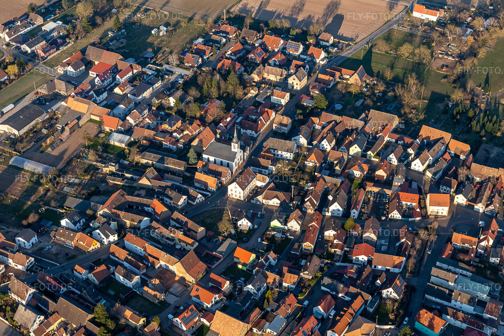 Luftbild: Protestantische Kirche Westheim - Prot. Kirchengemeinde Westheim-Lingenfeld in Westheim im Bundesland Rheinland-Pfalz in Deutschland. Foto: IMG_130825.jpg vom 09.03.2022 durch Werner Riehm/FLY-FOTO.deKG Westheim-LingenfeldProt. Kirchengemeinde Westheim-Lingenfeld