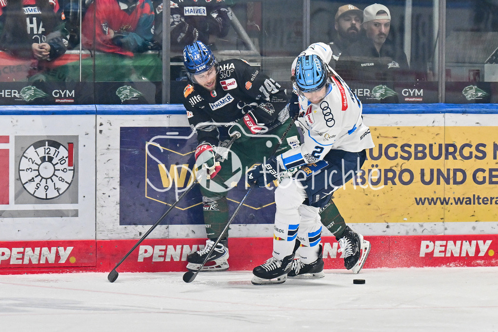 Augsburger Panther - ERC Ingolstadt | im Duell Riley DAMIANI (Augsburger Panther 19) und Sam RUOPP (ERC Ingolstadt 2) beim match zwischen den Augsburger Panthern und dem ERC Ingolstadt am 13. Spieltag der Penny DEL im Curt Frenzel Stadion am 23.10.2025