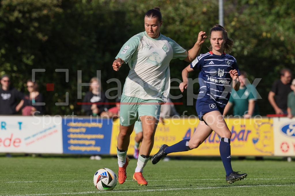 Fussball, Testspiel Frauen, Hamburger SV - SV Werder Bremen | v.li.: Larissa Mühlhaus (SV Werder Bremen, 7) am Ball, Einzelbild, Ganzkörper, Aktion, Action, Spielszene, Jana Braun (Hamburger SV, 15)
