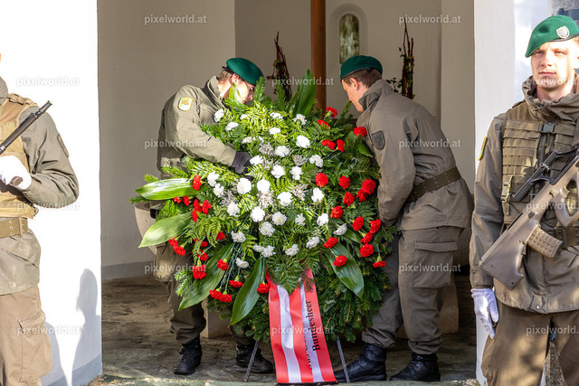 Kranzniederlegung am Karner bei der Stadtpfarrkirche "Maria in Dorn" | Bildershop von pixelworld.at - Realisiert mit Pictrs.com