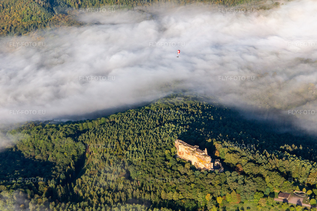 Vue aérienne: Château Fort de Fleckenstein à Lembach dans le département Bas Rhin, France – .Photo: IMG_138911.jpg prise le 24/09/2023 par Werner Riehm/FLY-FOTO.eu – Résolution de l'original: 5472 x 3648 px – Château fort de Fleckenstein