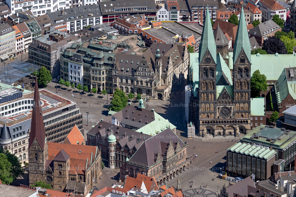 4029810 | BREMEN  Kirchengebäude des St.-Petri- Dom und Rathaus am Domshof im Morgenlicht in der Altstadt von Bremen. Weiterführende Informationen bei: St. Petri Domgemeinde zu Bremen,  Stadt Bremen. // Church building of the cathedral of Bremen and city hall on the market square in the historic city centre of Bremen in Germany. Further information at: St. Petri Domgemeinde zu Bremen,  Stadt Bremen. Foto: Gerhard Launer