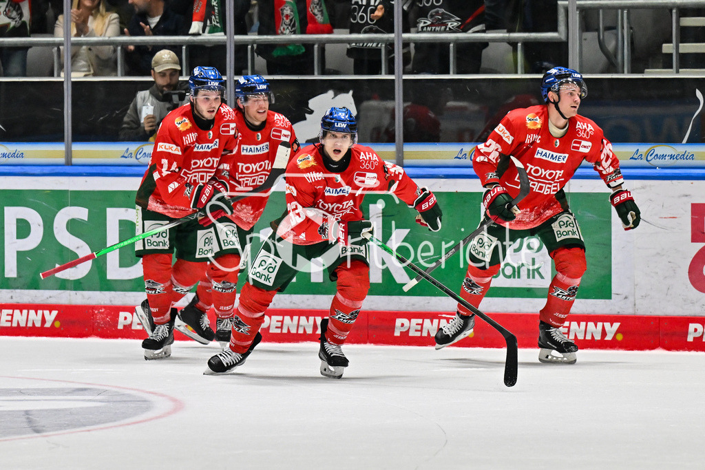 Augsburger Panther - Kölner Haie | Jubel der Panther nach dem Treffer zum 4-2 durch Tim WOHLGEMUTH (Augsburger Panther 33) / Tor / Torschuetze / Freude / Happy / DEL: Augsburger Panther - Kölner Haie; Curt Frenzel Stadion am 26.09.2025