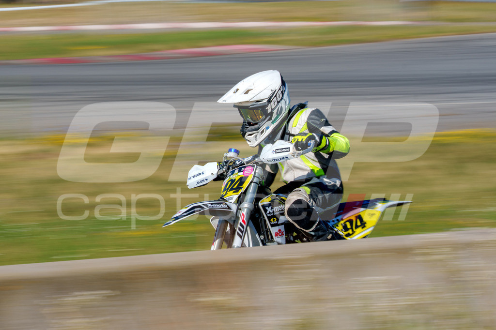 SuperMoto_Staatsmeisterschaft_Fuglau-natural-17 | GRIPcapture steht für authentische Sportfotografie in Österreich – für Momente, die mehr sind als Geschwindigkeit oder Ergebnis. Es geht um Emotion, Spannung, Fokus und den Augenblick, der oft nur einen Wimpernschlag dauert.Ob Motorsport, Teamsport oder 