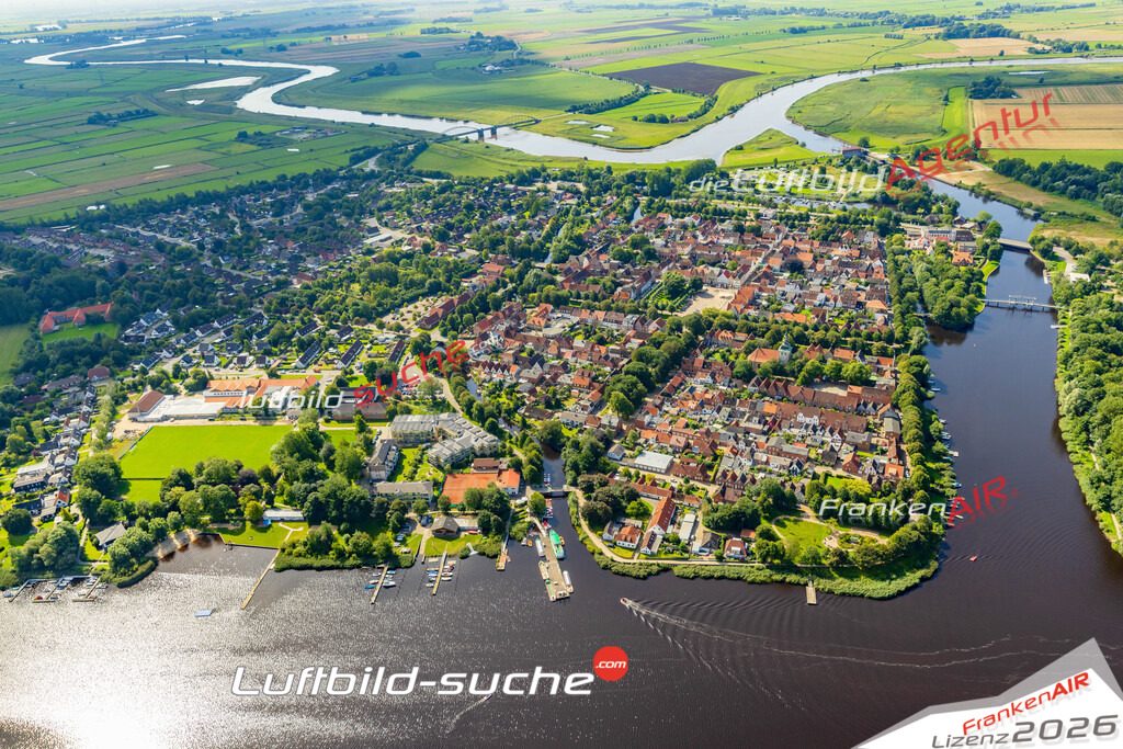 Bild der Stadt Friedrichstadt - Die Luftaufnahme wurde 2025 vom UL-Flugzeug heraus erstellt ( keine Drohne ) - Hochauflösende Luftaufnahme - für professionelle Ausdrucke geeignet. Die Geschenkidee !Hier alle&nbsp;Infos zur Lizenzierung der LuftaufnahmeWir fliegen auch dieses Jahr wieder in Ihre Region um Luftbilder zu erstellen.- Luftbild anfragen