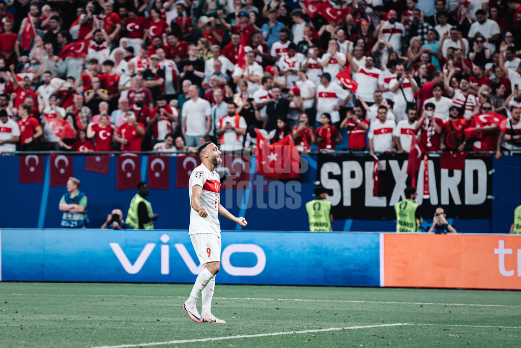 Fußball | Herren | UEFA-Fußball-Europameisterschaft 2024 | Gruppe F | Tschechien vs. Türkei | 26.06.2024 | Torschütze Cenk Tosun (#9, Türkei) streckt die Zunge raus und jubelt