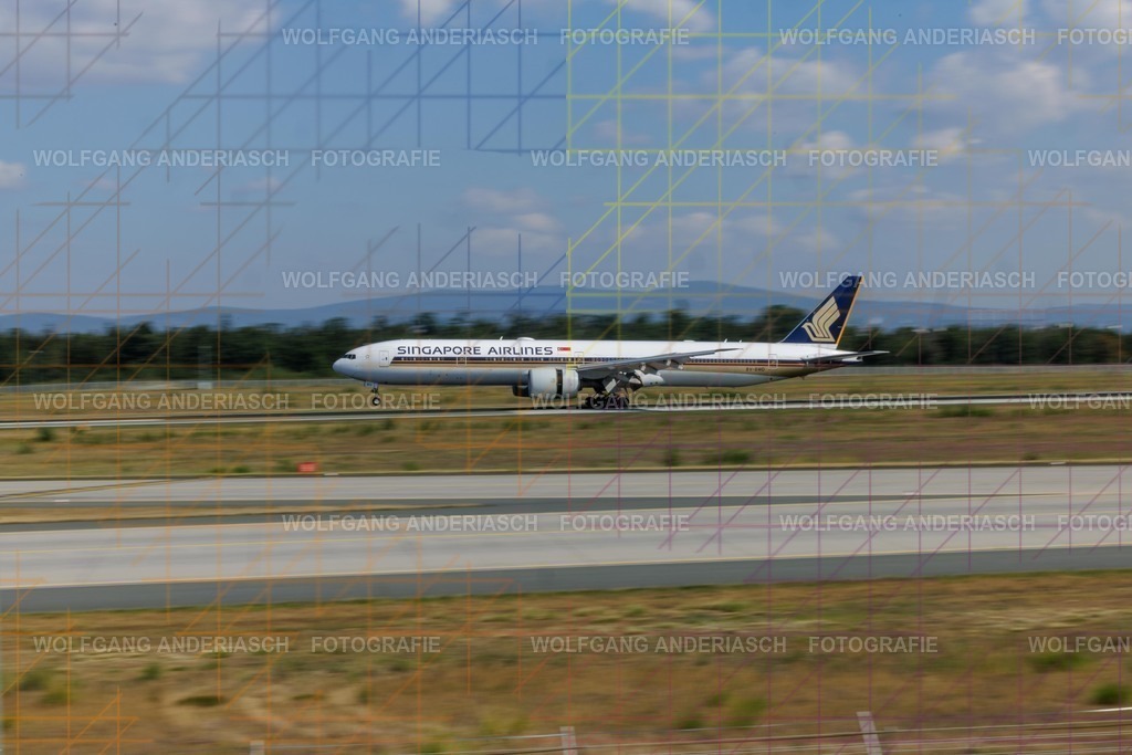 2025710-101824_FRA_25 R_R3B_3984 | Am Flughafen Frankfurt am Main treffen Dynamik und Präzision aufeinander: Startende und landende Flugzeuge verschiedenster Airlines, festgehalten in Farbe und Schwarz-Weiß. Von kraftvollen Silhouetten bis zur majestätischen Erscheinung der Königin der Lüfte – zeitlose Momente moderner Luftfahrt. - Realisiert mit Pictrs.com