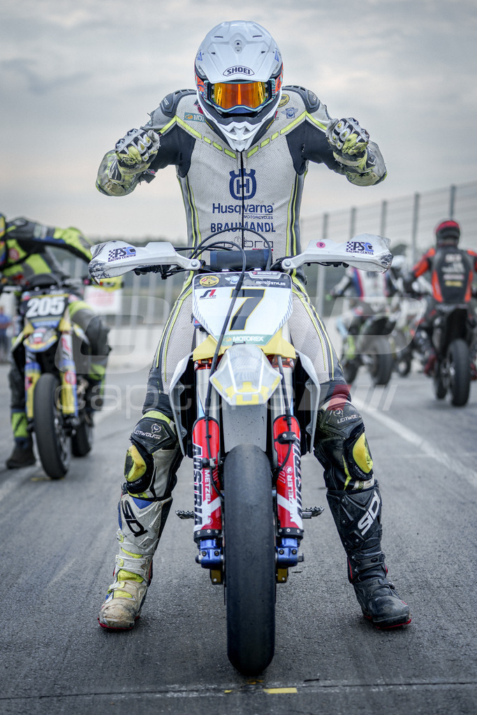 SuperMoto_Staatsmeisterschaft_Fuglau-1120 | GRIPcapture steht für authentische Sportfotografie in Österreich – für Momente, die mehr sind als Geschwindigkeit oder Ergebnis. Es geht um Emotion, Spannung, Fokus und den Augenblick, der oft nur einen Wimpernschlag dauert.Ob Motorsport, Teamsport oder 