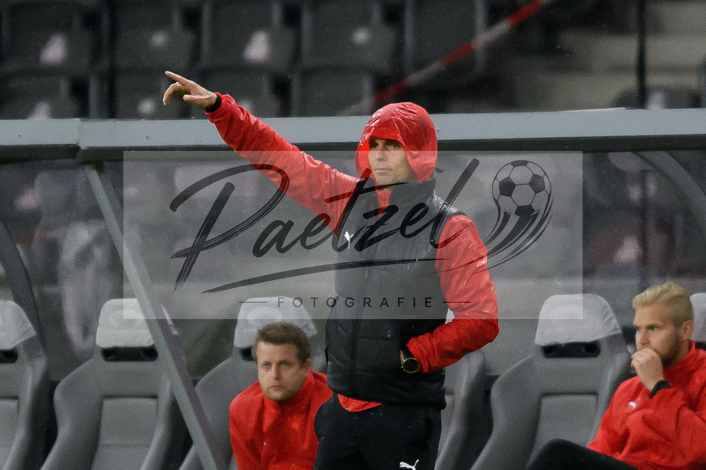 FCUKUO20210826_020 | Fussball, Herren: Trainer Simo Valakari (Kuopion PS) gestikuliert beim Spiel der UEFA Conference League zwischen 1. FC Union Berlin und Kuopion PS im Olympiastadion am 26.08.2021 in Berlin, Deutschland. - Realisiert mit Pictrs.com