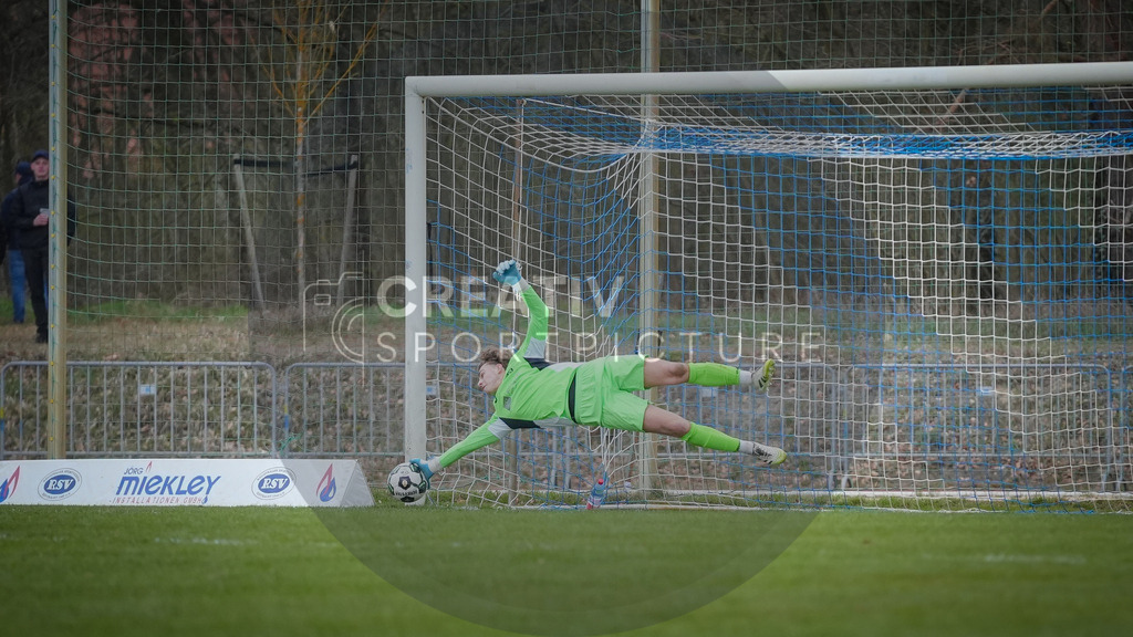 Fußball, Herren, Saison 2025/2026, Landespokal Brandenburg, Halbfinale, RSV Eintracht 1949 vs. VfB 1921 Krieschow, Samstag 28.03.2026, Sportplatz-Heinrich-Zille-Straße | Fußball, Herren, Saison 2025/2026, Landespokal Brandenburg, Halbfinale, RSV Eintracht 1949 vs. VfB 1921 Krieschow, Samstag 28.03.2026, Sportplatz-Heinrich-Zille-Straße, Im Bild: Linus Löffler (RSV) hält den Elfmeter von Andy Hebler. - Realisiert mit Pictrs.com