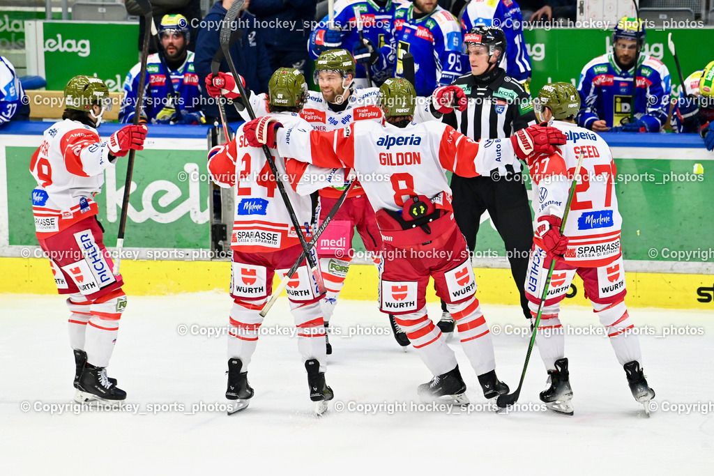 EC IDM Wärmepumpen VSV vs. HCB Südtirol Alperia | Jubel HC Bozen Mannschaft, #24 Cole Schneider HCB Südtirol Alperia, #8 Max Gildon HCB Südtirol Alperia, #27 Jason Seed HCB Südtirol Alperia, EC IDM Wärmepumpen VSV vs. HCB Südtirol Alperia, EC IDM Wärmepumpen VSV vs. HCB Südtirol Alperia am 28.12.2025 in Villach (Stadthalle Villach), Austria, (Photo by Bernd Stefan)