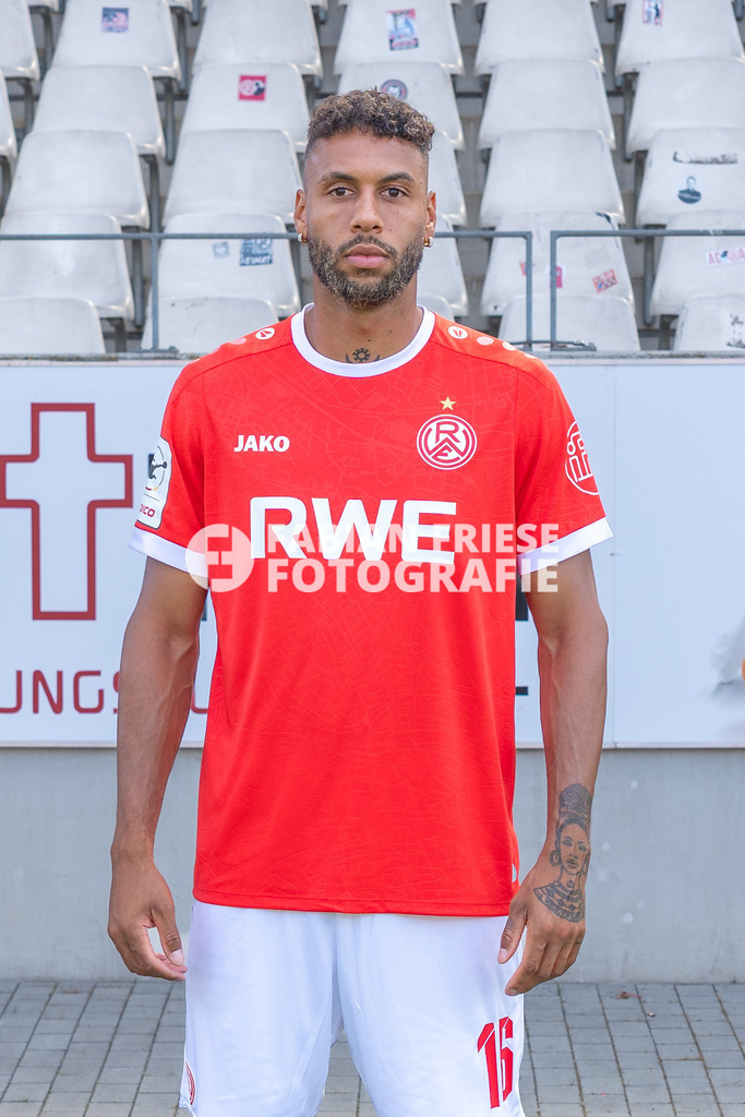 Rot-Weiss Essen; 3. Liga, Portraettermin 2026/2027, Foto: Eibner-Pressefoto/Fabian Friese | Ruben Reisig (Rot-Weiss Essen, #16),Rot-Weiss Essen; 3. Liga, Portraettermin 2026/2027, Foto: Eibner-Pressefoto/Fabian Friese - Realisiert mit Pictrs.com