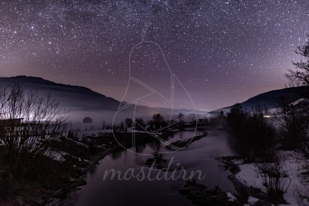 Sternenhimmel über der Mur | Bei Veröffentlichung des Bildes ist eine Namensnennung wie folgt erforderlich: 
Foto: Mostdirn Irmgard Wieser
 - Realisiert mit Pictrs.com