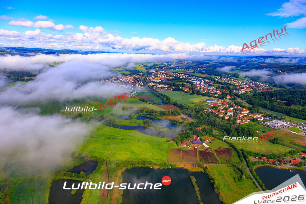 Die Luftaufnahme Unterauhof - Mainleus wurde vom UL-Flugzeug (keine Drohne) aus fotografiert.Hohe Druck- Auflösung-die Geschenkidee!