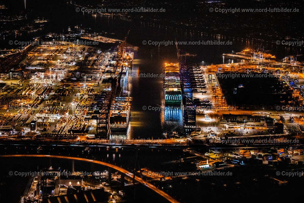 Hamburg_Buchardkai_Eurogate_Nachtaufnahme_ELS_8048060325 | HAMBURG 06.03.2025 Nacht- Lichter und Beleuchtung Container Terminal HHLA Burchardkai und Container Terminal Eurogate am Hamburger Hafen in Hamburg. Weiterführende Informationen bei: EUROGATE GmbH & Co. KGaA, KG,  HPA Hamburg Port Authority,  Hamburger Hafen und Logistik Aktiengesellschaft. // Night lights and lighting Container Terminal HHLA Burchardkai and Container Terminal Eurogate at the Port of Hamburg in Hamburg. Further information at: EUROGATE GmbH & Co. KGaA, KG,  HPA Hamburg Port Authority,  Hamburger Hafen und Logistik Aktiengesellschaft. Foto: Martin Elsen