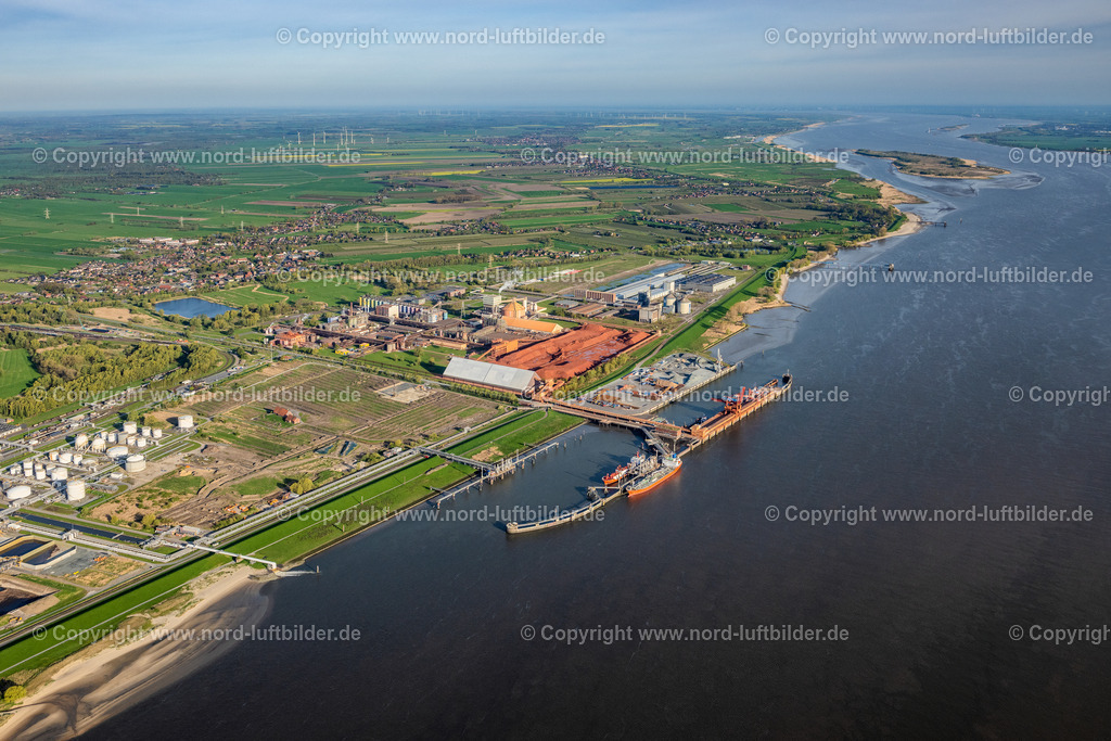 Stader_Seehafen_LNG_Baustelle_AOS_Dow_Olin_ELS_4359010523 | STADE 01.05.2023 Baustellen zum Ausbau der Wasserbrücke mit Leitungssystemen des LNG Erdgas und Flüssiggas- Terminal und Entladekai und AOS Raffinerie- Werksgelände an der Straße Am Seehafen im Ortsteil Bützfleth in Stade im Bundesland Niedersachsen, Deutschland. Weiterführende Informationen bei: AOS Aluminium Oxid Stade GmbH,  Dow Deutschland Anlagengesellschaft mbH,  Hafenbetriebs GmbH & Co. KG,  Hanseatic Energy Hub GmbH. // Construction site of Water bridge with line systems of the LNG natural gas and liquid gas terminal and unloading quay and AOS Raffinerie- Werksgelaende on street Am Seehafen in the district Buetzfleth in Stade in the state Lower Saxony, Germany. Further information at: AOS Aluminium Oxid Stade GmbH,  Dow Deutschland Anlagengesellschaft mbH,  Hafenbetriebs GmbH & Co. KG,  Hanseatic Energy Hub GmbH. Foto: Martin Elsen