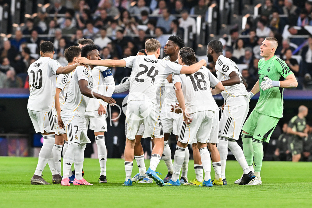 Real Madrid - FC Bayern München | MADRID, SPAIN - 07. APRIL: Team from Real Madrid before the UEFA Champions League match between Real Madrid vs. FC Bayern Munich on Quarterfinal first leg at Estadio Santiago Bernabeu