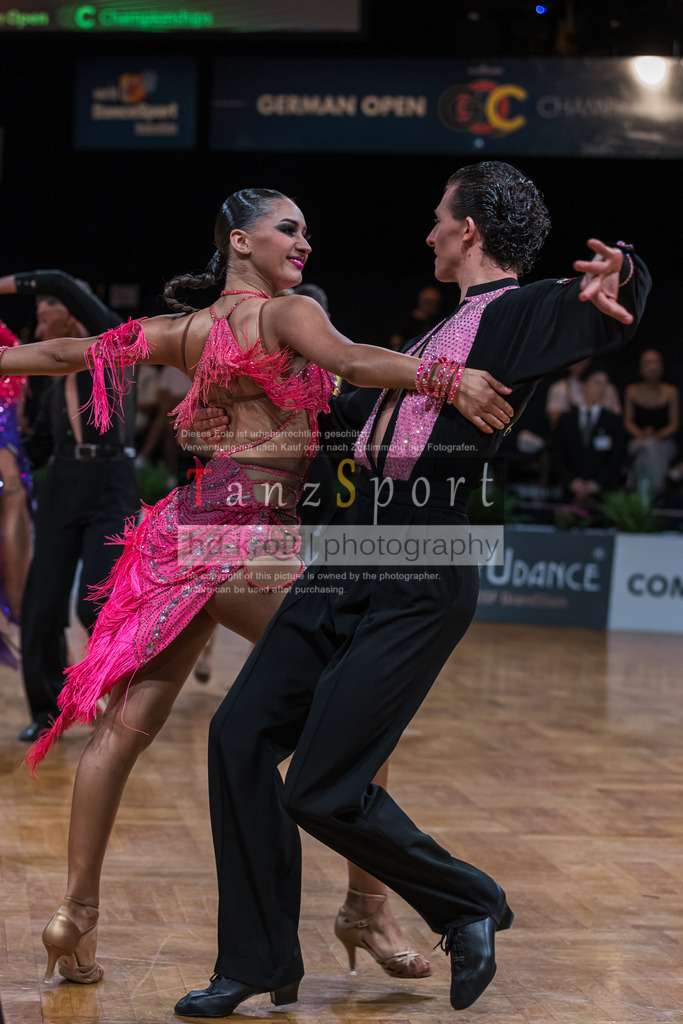 20250820_WDSF-Open-Latin-Rising Stars_1926 | Tanzsportbilder, Standardtanz, Lateintanz, WDSF, DTV, LTVB, dancecomp, goc, hessen tanzt, blaues band der spree, walzer, tango, wiener walzer, slowfox, quickstepp, samba, rumba, cha-cha-cha, paso doble. jive, hd-kroft photography, turniertanzsport