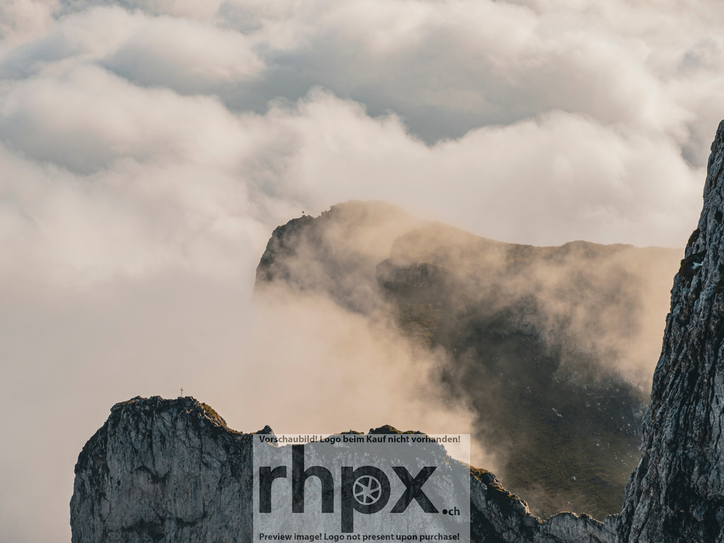 Mystische Felsen am Pilatus | Dramatische Lichtstimmung über den schroffen Felsen des Pilatus. Nebel und Wolken umhüllen den Berg und schaffen eine mystische Atmosphäre, die die Kraft und Magie der Zentralschweizer Alpen eindrucksvoll einfängt. - Realisiert mit Pictrs.com