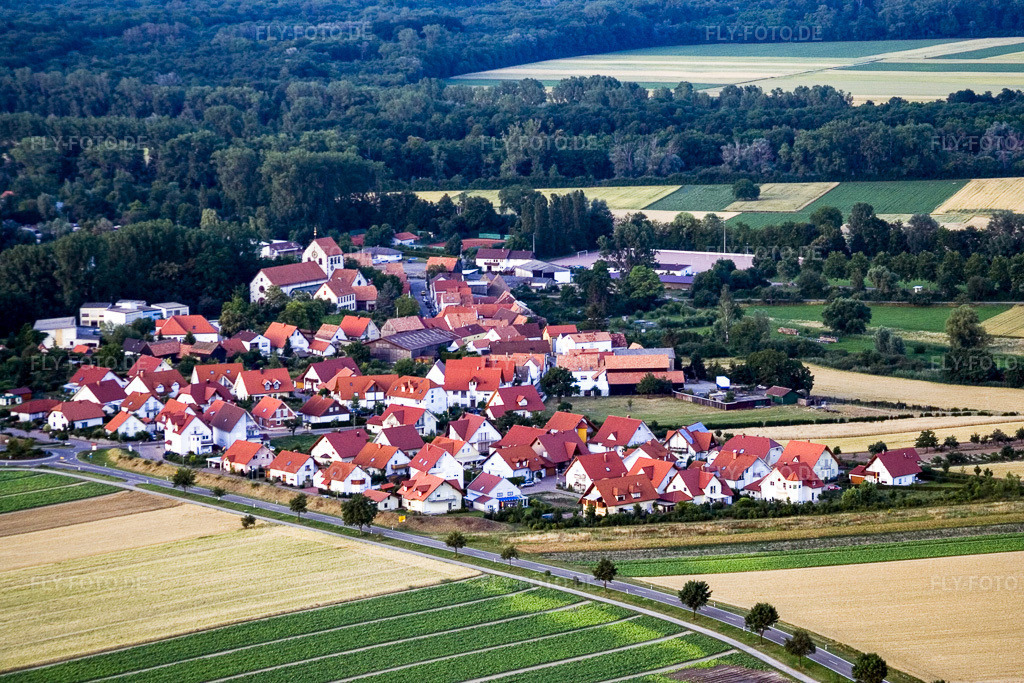 Luftbild: landwirtschaftlichen Feldern und Nutzflächen in Kuhardt im Bundesland Rheinland-Pfalz in Deutschland. Foto: IMG_3340.jpg vom 04.07.2006 durch Werner Riehm/FLY-FOTO.de