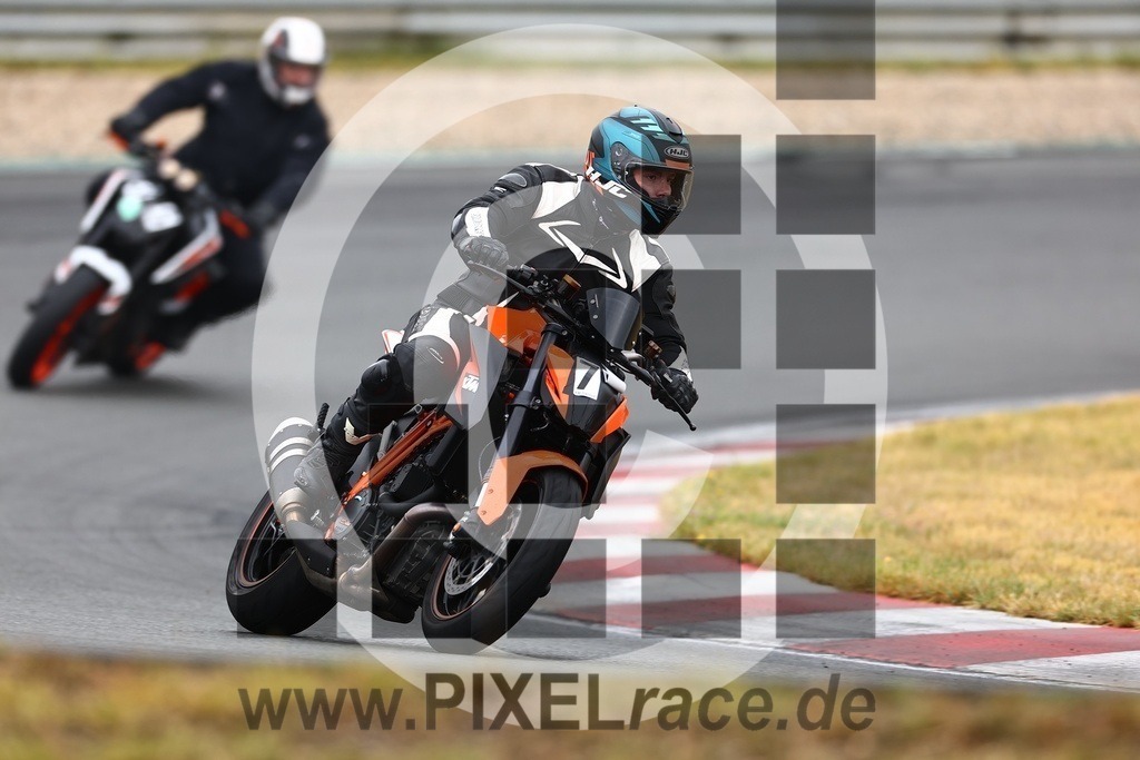 0079-20240909_00643 | Schöne Erinnerungen an spannende Momente - das festzuhalten ist unser Job. PIXELrace.de ist seit 2003 auf den Rennstrecken Europas unterwegs um die Action draußen beim Fahren und die wunderbare Stimmung imm Fahrerlager für euch einzufangen.