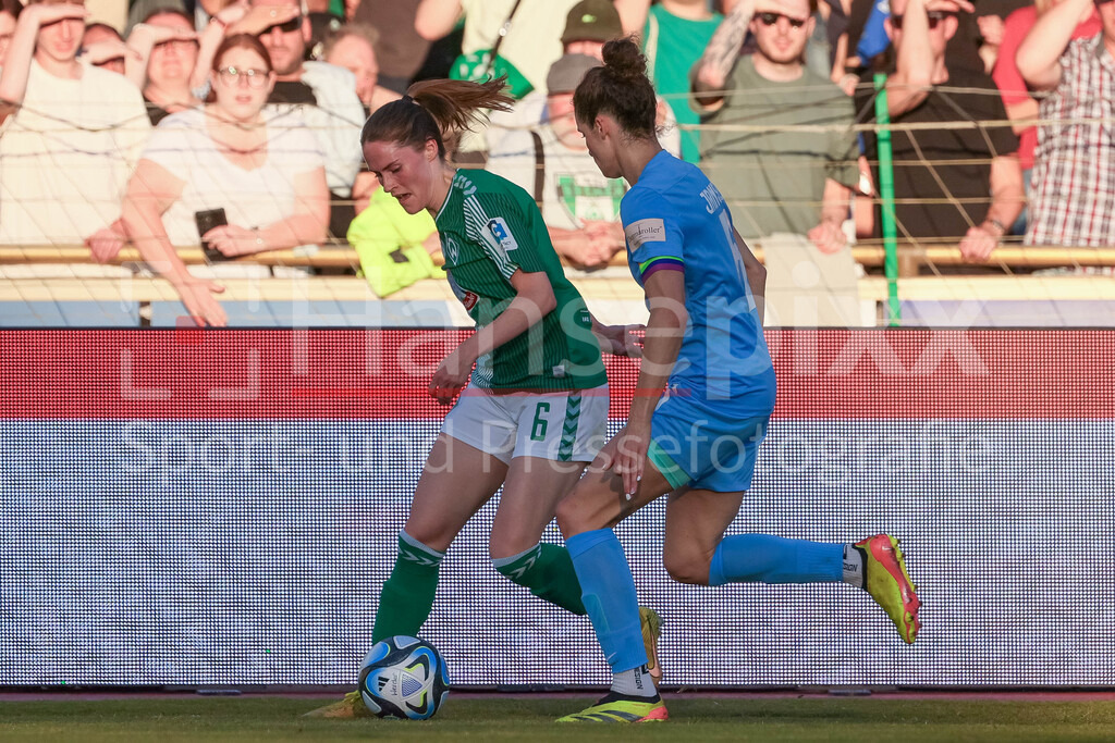 Fussball, Google Pixel Frauen-Bundesliga, SV Werder Bremen - VfL Wolfsburg | v.li.: Reena Wichmann (SV Werder Bremen, 6) und Dominique Janssen (VfL Wolfsburg, 6) im Zweikampf, Duell, Dynamik, Aktion, Action, Spielszene, DIE DFB-RICHTLINIEN UNTERSAGEN JEGLICHE NUTZUNG VON FOTOS ALS SEQUENZBILDER UND/ODER VIDEOÄHNLICHE FOTOSTRECKEN. DFB REGULATIONS PROHIBIT ANY USE OF PHOTOGRAPHS AS IMAGE SEQUENCES AND/OR QUASI-VIDEO.