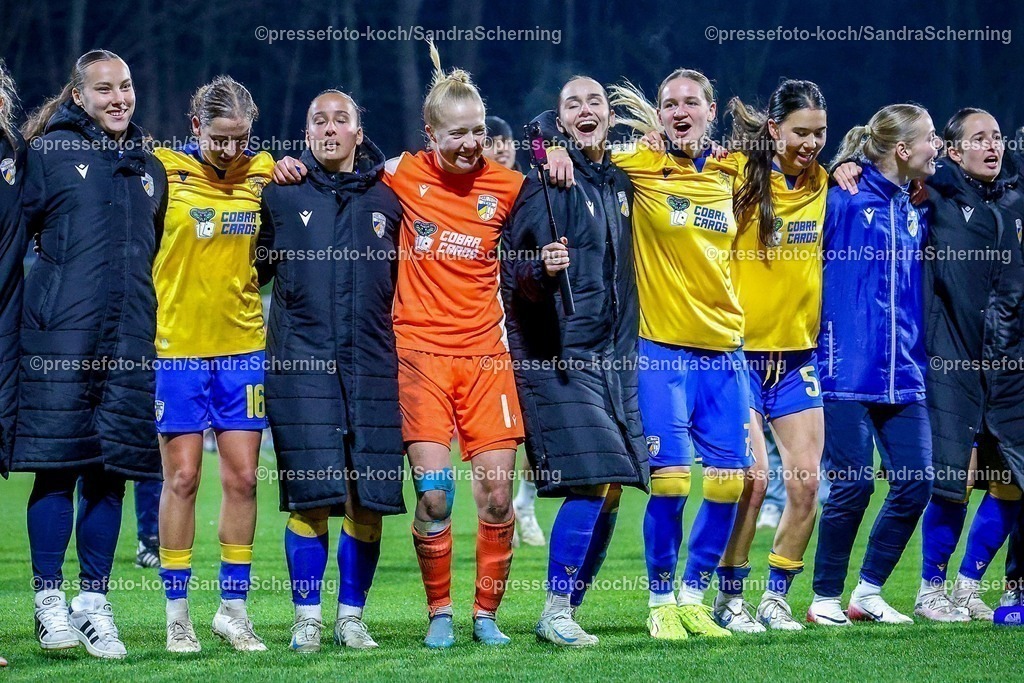 xSSCHx14122501065  | 14.12.2025, xsscx, Frauen Fussball, 1. FC Koeln - FC Carl Zeiss Jena, 1. Fussball Bundesliga, 13. Spieltag, Franz-Kremer-Stadion, Saison 2025 2026: die Spielerinnen von Carl Zeiss Jena feiern ihren ersten Saisonsieg nach dem 0:1 gegen des 1. FC Koeln DFB regulations prohibit any use of photographs as image sequences and or quasi-video. Photo:xSandraxScherningxPressefotoKochx