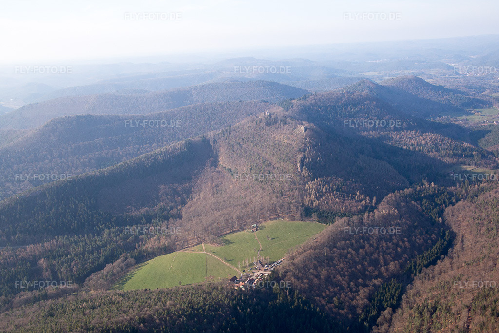Luftbild: Gimbelhof in Wingen im Bundesland Bas-Rhin in Frankreich. – Foto: IMG_086691.jpg vom 26.03.2016 durch Werner Riehm/FLY-FOTO.de – Auflösung des Originals: 5472 x 3648 px