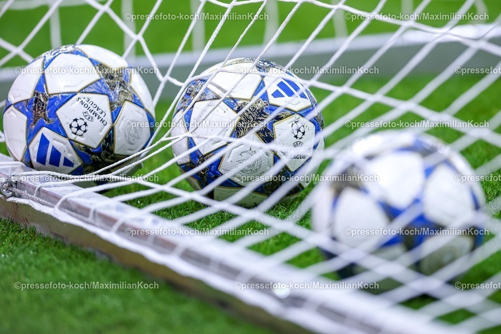 UCL26112501011 | 26.11.2025, Fußball, UEFA Champions League, Eintracht Frankfurt - Atalanta Bergamo, Deutsche-Bank-Park (Frankfurt am Main), 5. Spieltag, Saison 2025 2026: Spielball Spielbälle liegen im tornetz auf dem Spielfeld  Regulations prohibit any use of photographs as image sequences and or quasi-video.