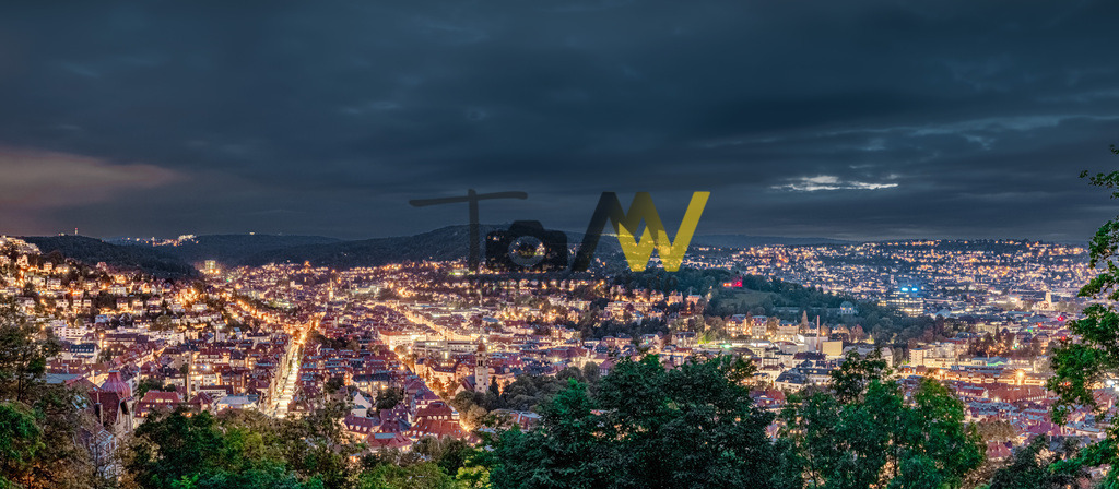 Schöner Nachtblick auf die Stuttgarter Innenstadt-HDR | Tolle beleuchtete Straßenzüge. Weiter fast endloser Blick in den Horizont. Stuttgarts einzigartige Lage macht dies möglich. - Realisiert mit Pictrs.com