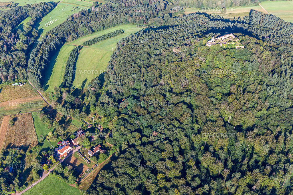 Hütte und Wild-Gaststätte Cramerhaus zu Füßen der Burgruine Lindelbrunn http://www.cramerhaus.de/ https://www.pfalz.de/de/burgruine-lindelbrunn-bei-vorderweidenthal | Luftbild: Hütte und Wild-Gaststätte Cramerhaus zu Füßen der Burgruine Lindelbrunn http://www.cramerhaus.de/ https://www.pfalz.de/de/burgruine-lindelbrunn-bei-vorderweidenthal in Vorderweidenthal im Bundesland Rheinland-Pfalz in Deutschland. Foto: IMG_143209.jpg vom 06.08.2024 durch ©2025 Werner Riehm fly-foto.de/copyright - Realisiert mit Pictrs.com
